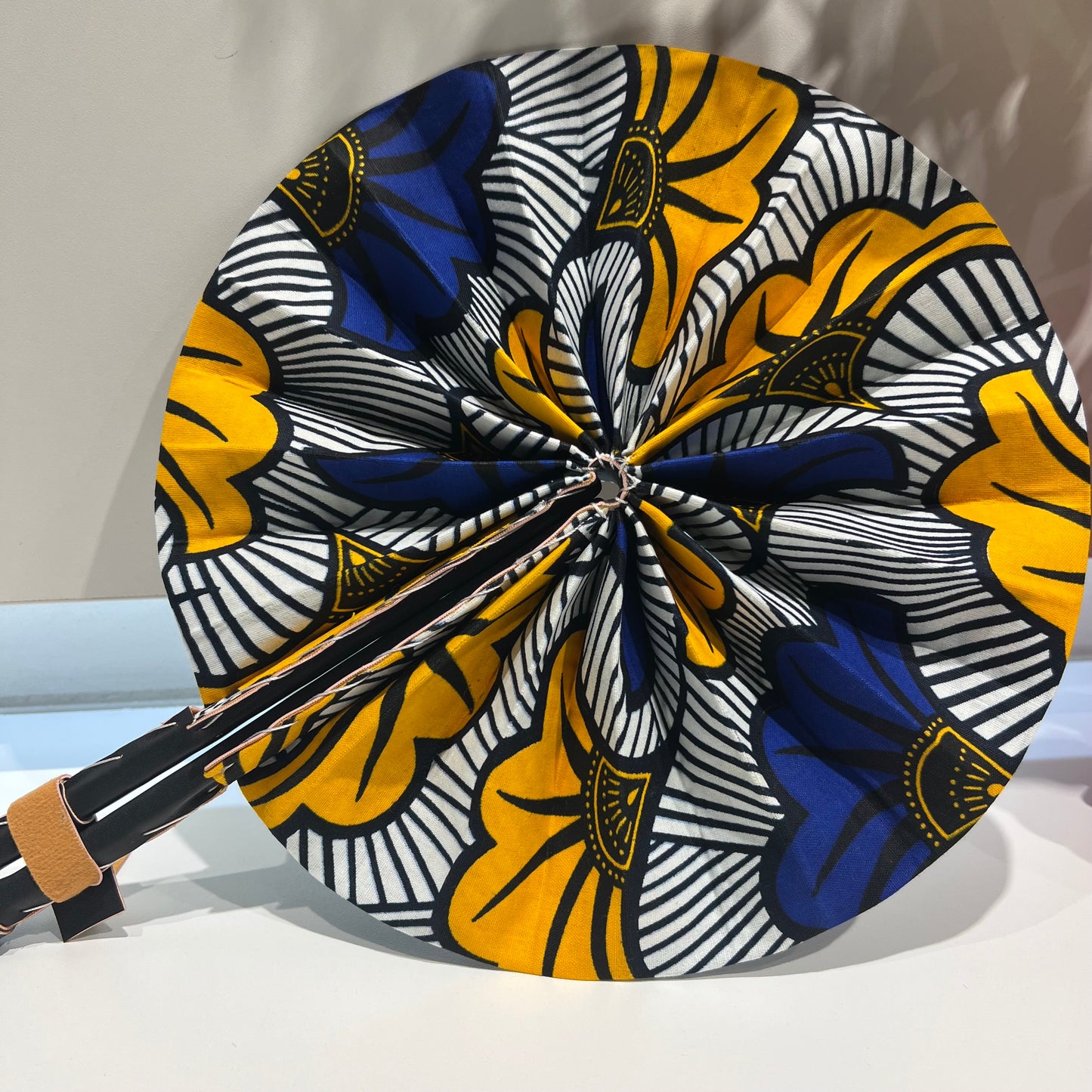 Éventail en tissu wax – motif africain bleu et jaune