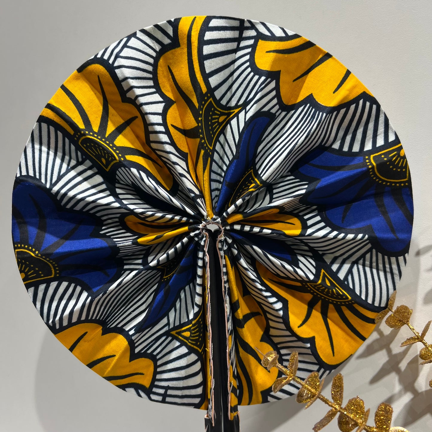 Éventail en tissu wax – motif africain bleu et jaune