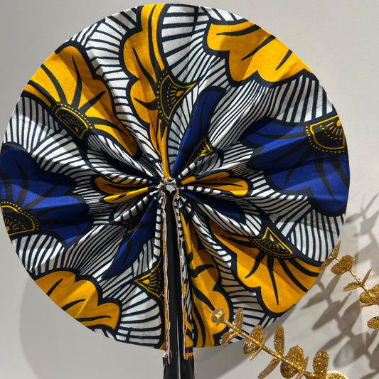 Éventail en tissu wax – motif africain bleu et jaune