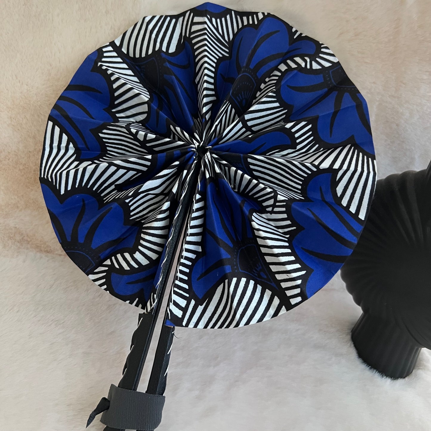 Éventail africain wax bleu et noir