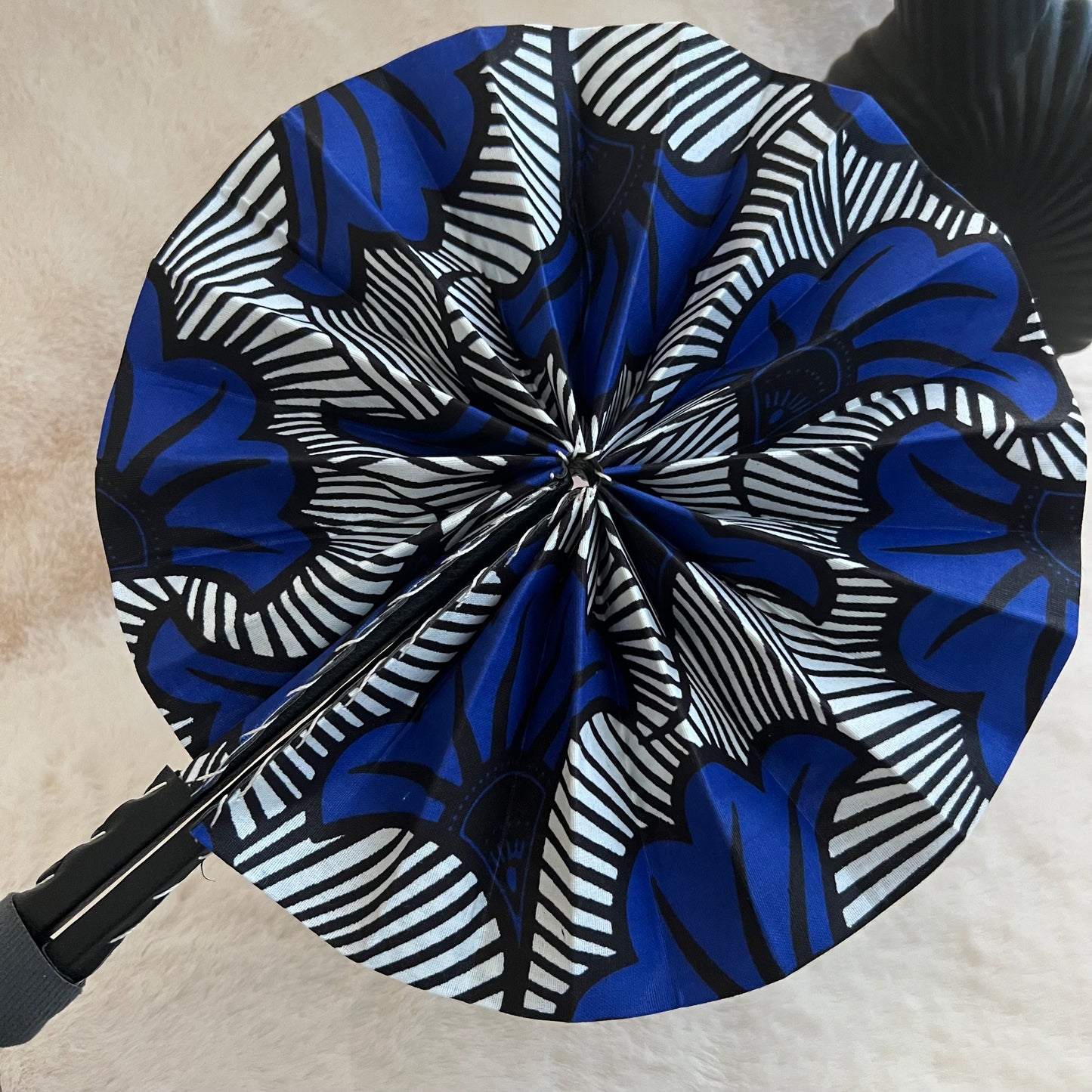 Éventail africain wax bleu et noir