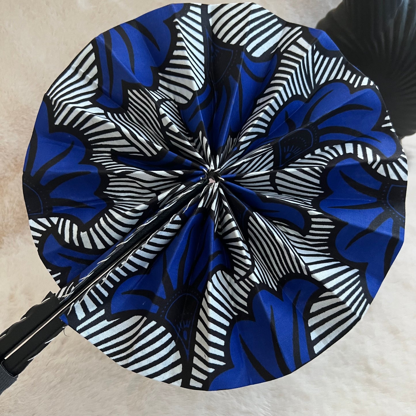 Éventail africain wax bleu et noir