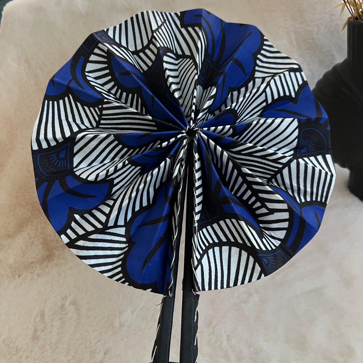 Éventail africain wax bleu et noir