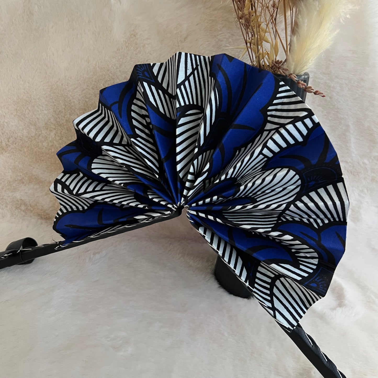 Éventail africain wax bleu et noir