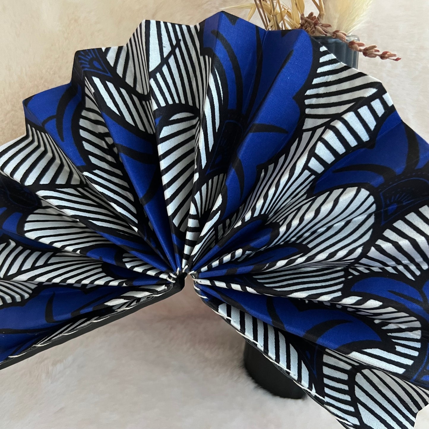 Éventail africain wax bleu et noir