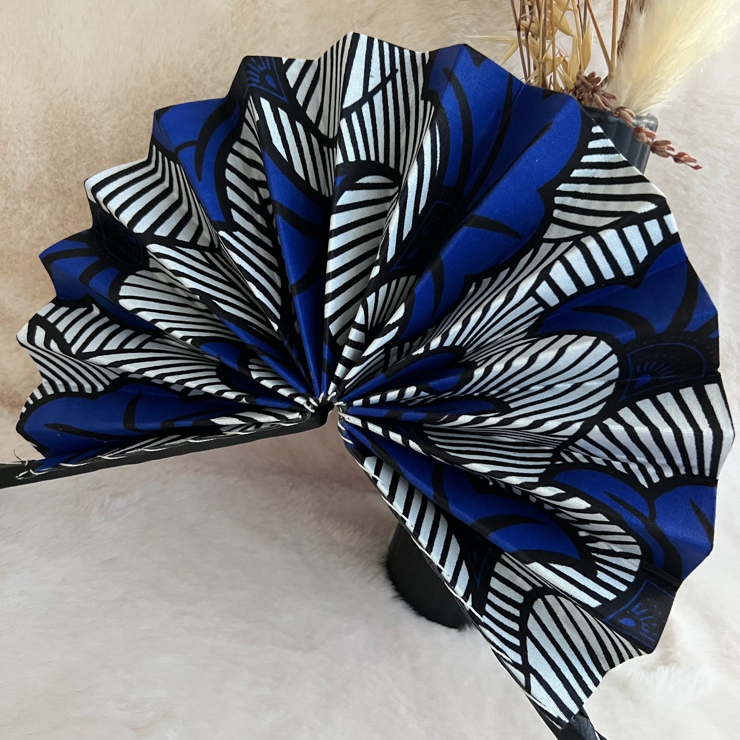 Éventail africain wax bleu et noir