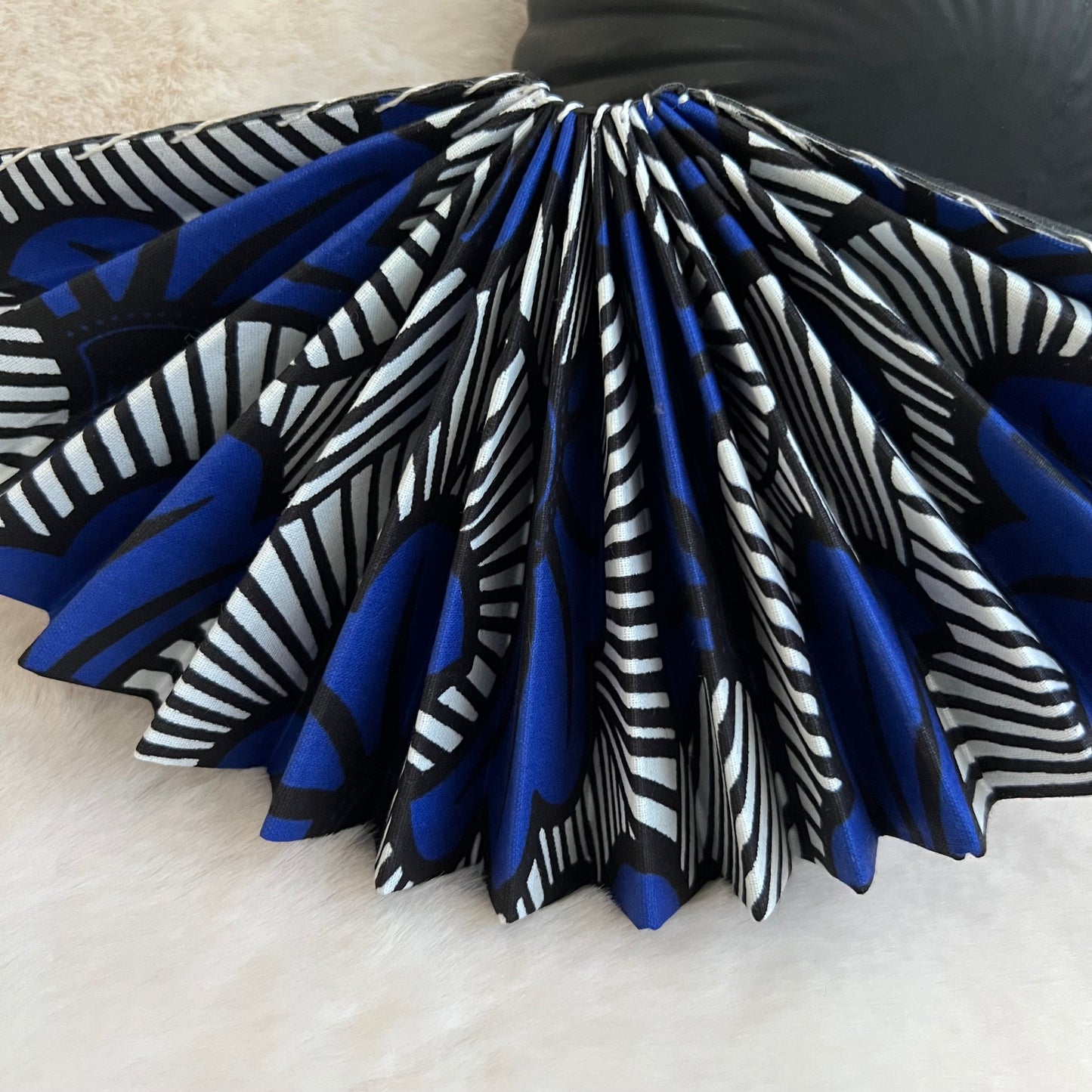 Éventail africain wax bleu et noir