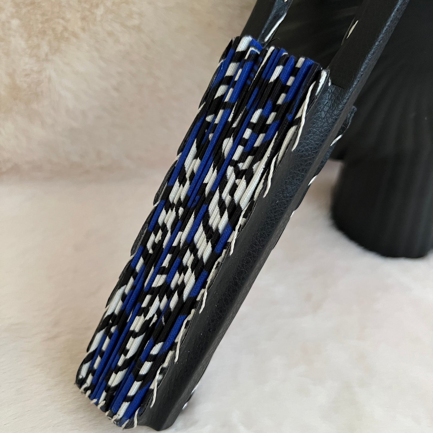 Éventail africain wax bleu et noir