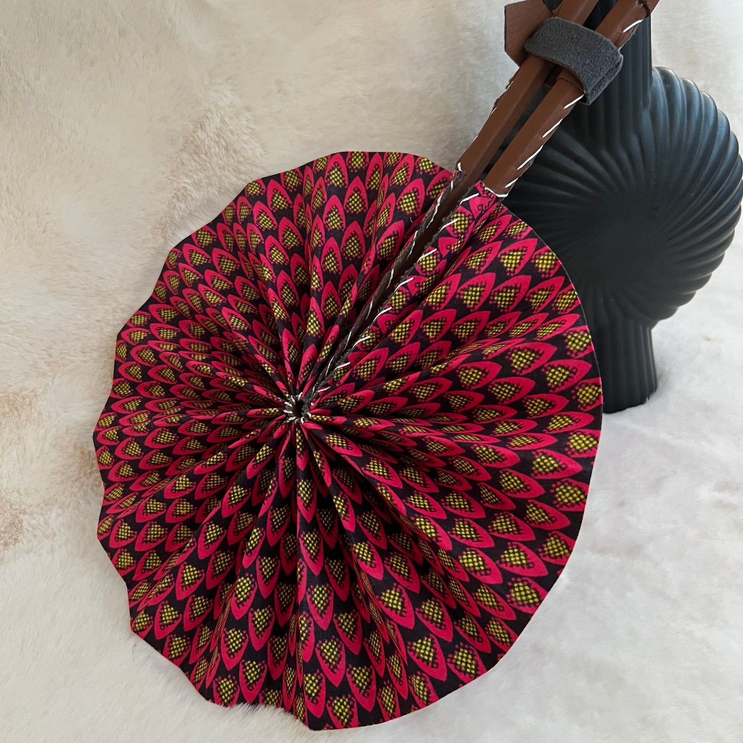 Éventail africain wax rouge et noir