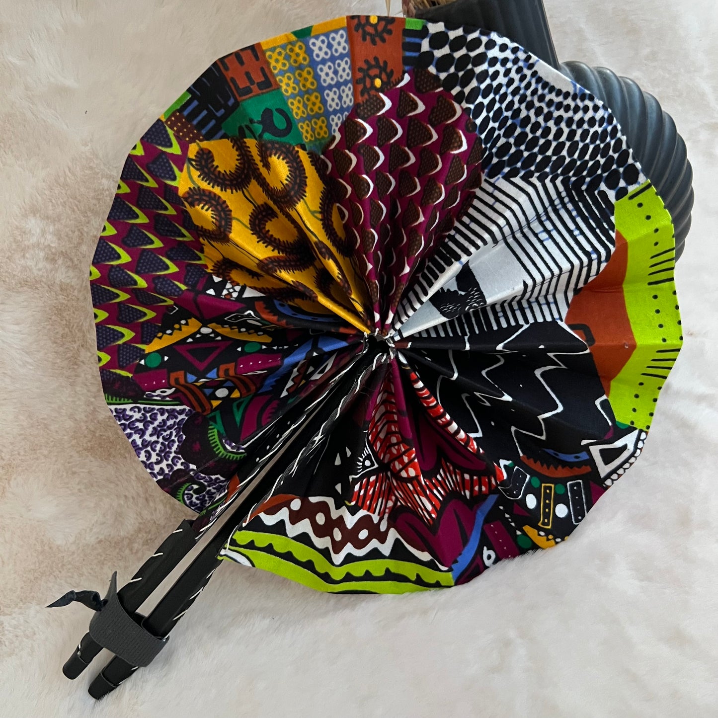Éventail africain multicolore en wax