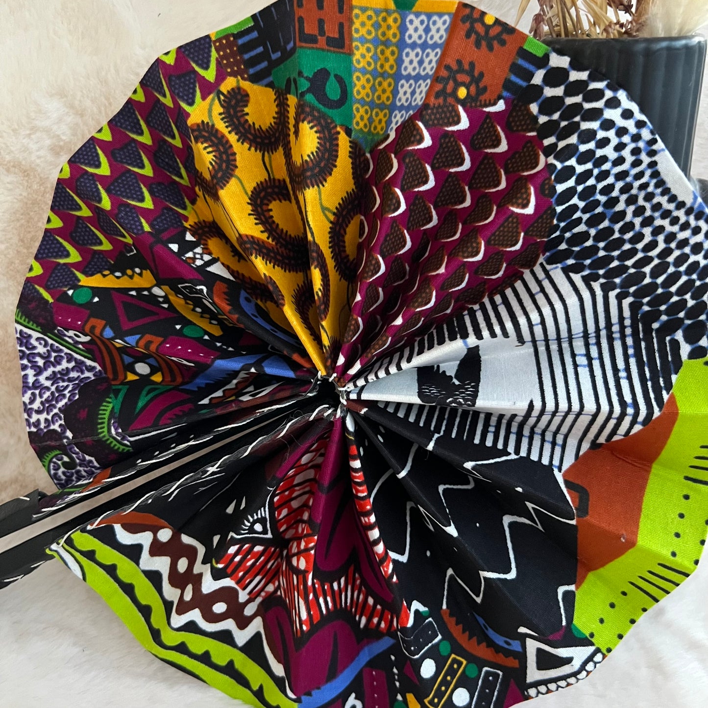 Éventail africain multicolore en wax