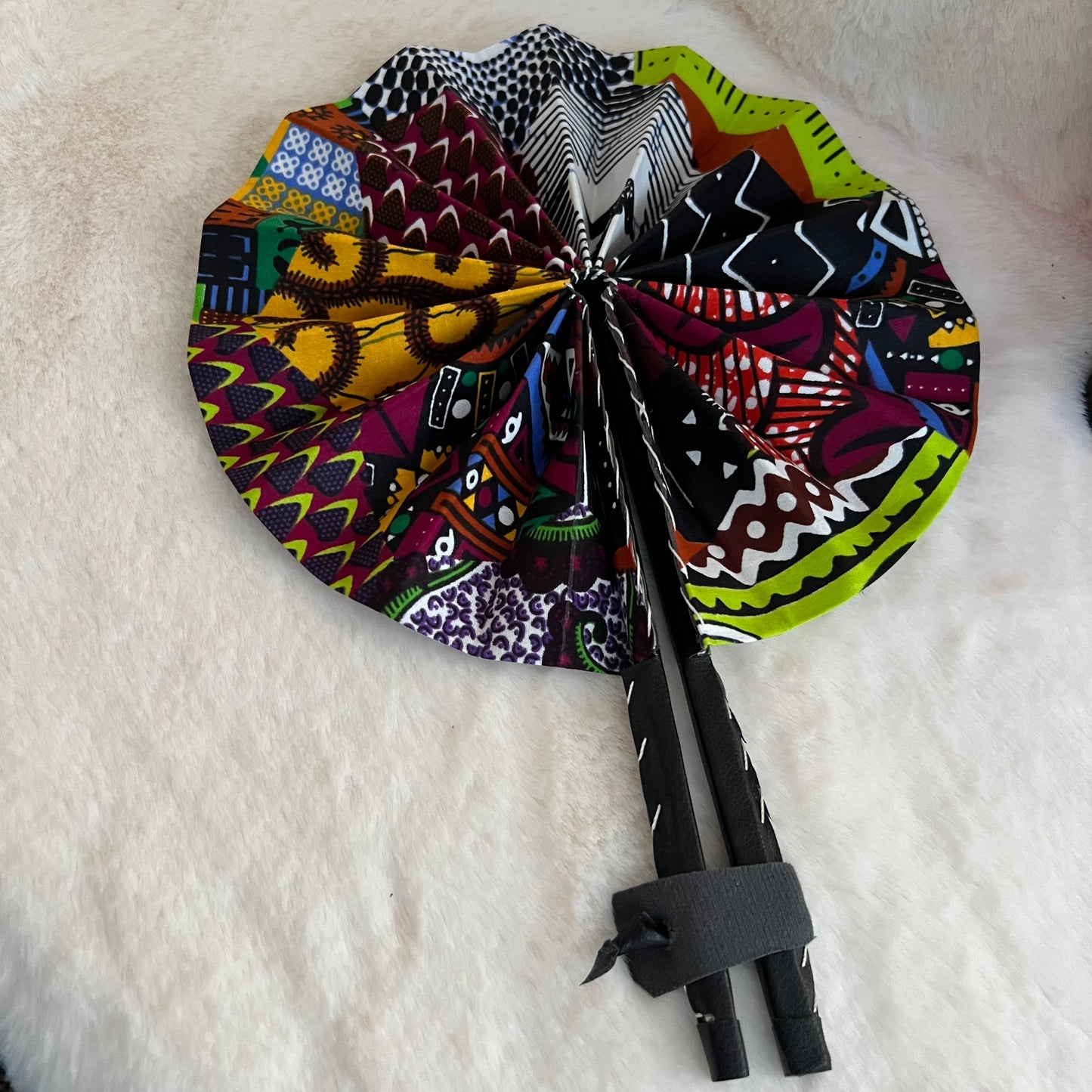 Éventail africain multicolore en wax
