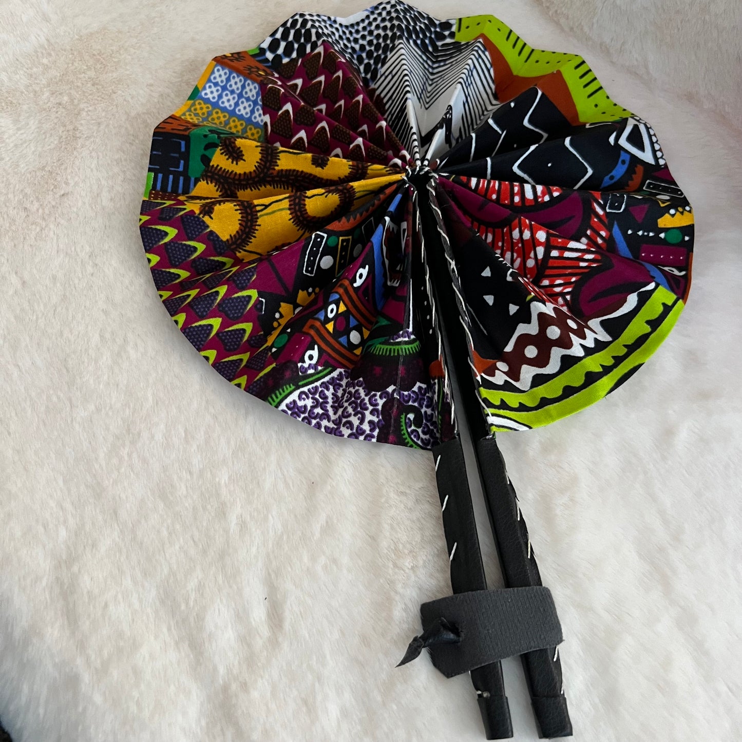 Éventail africain multicolore en wax