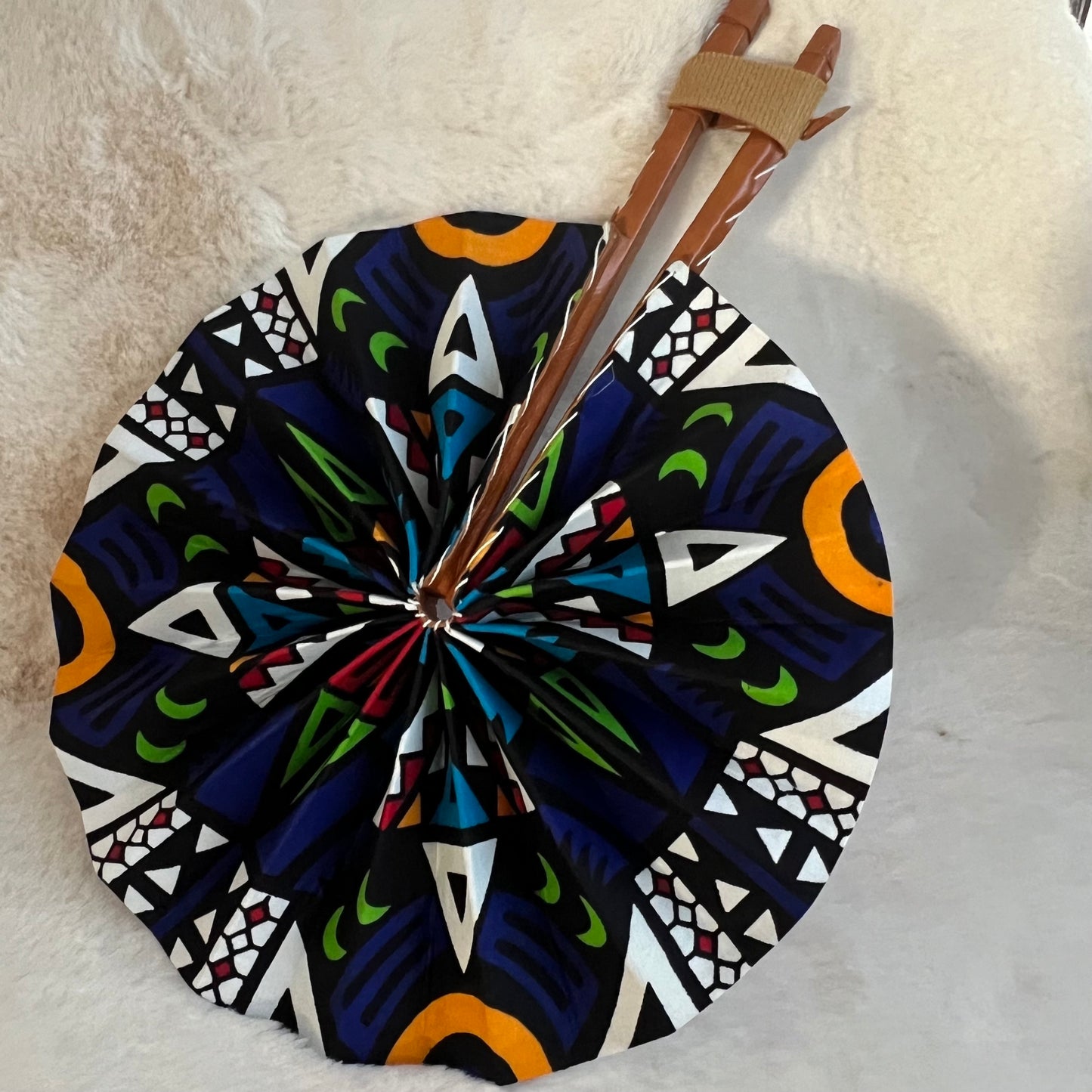 Éventail africain bleu – Motif vibrant