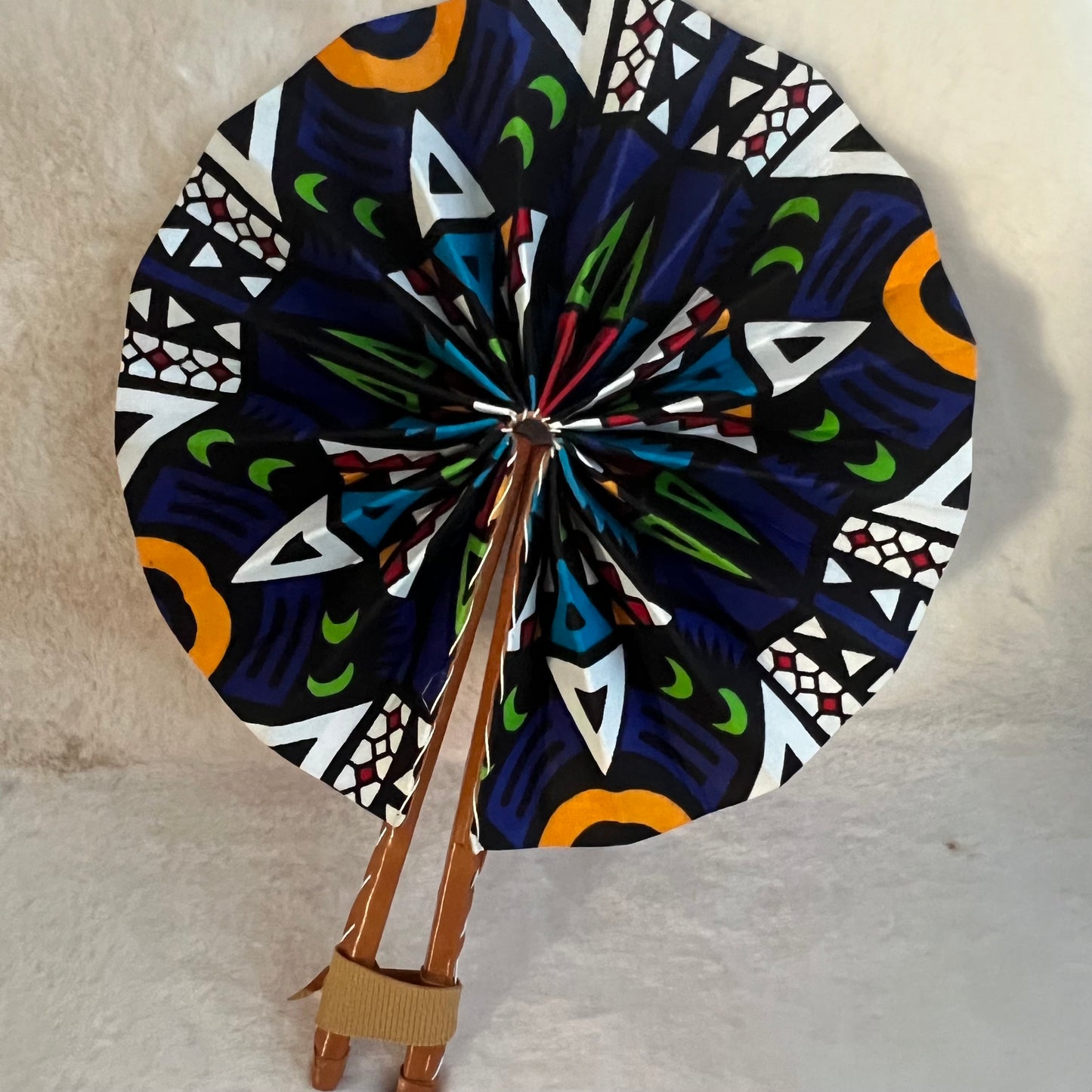 Éventail africain bleu – Motif vibrant