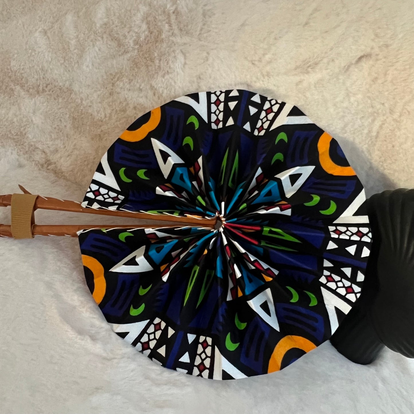 Éventail africain bleu – Motif vibrant