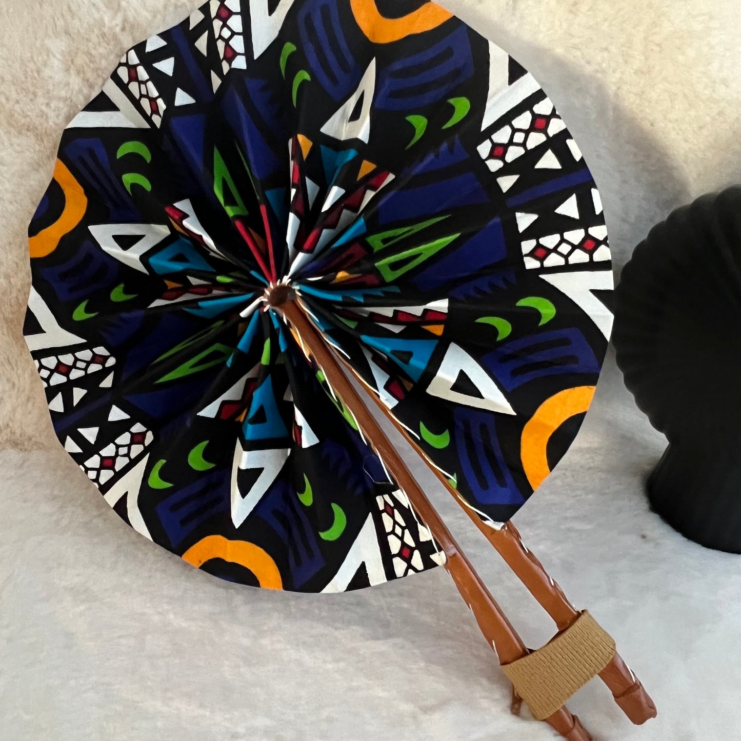 Éventail africain bleu – Motif vibrant