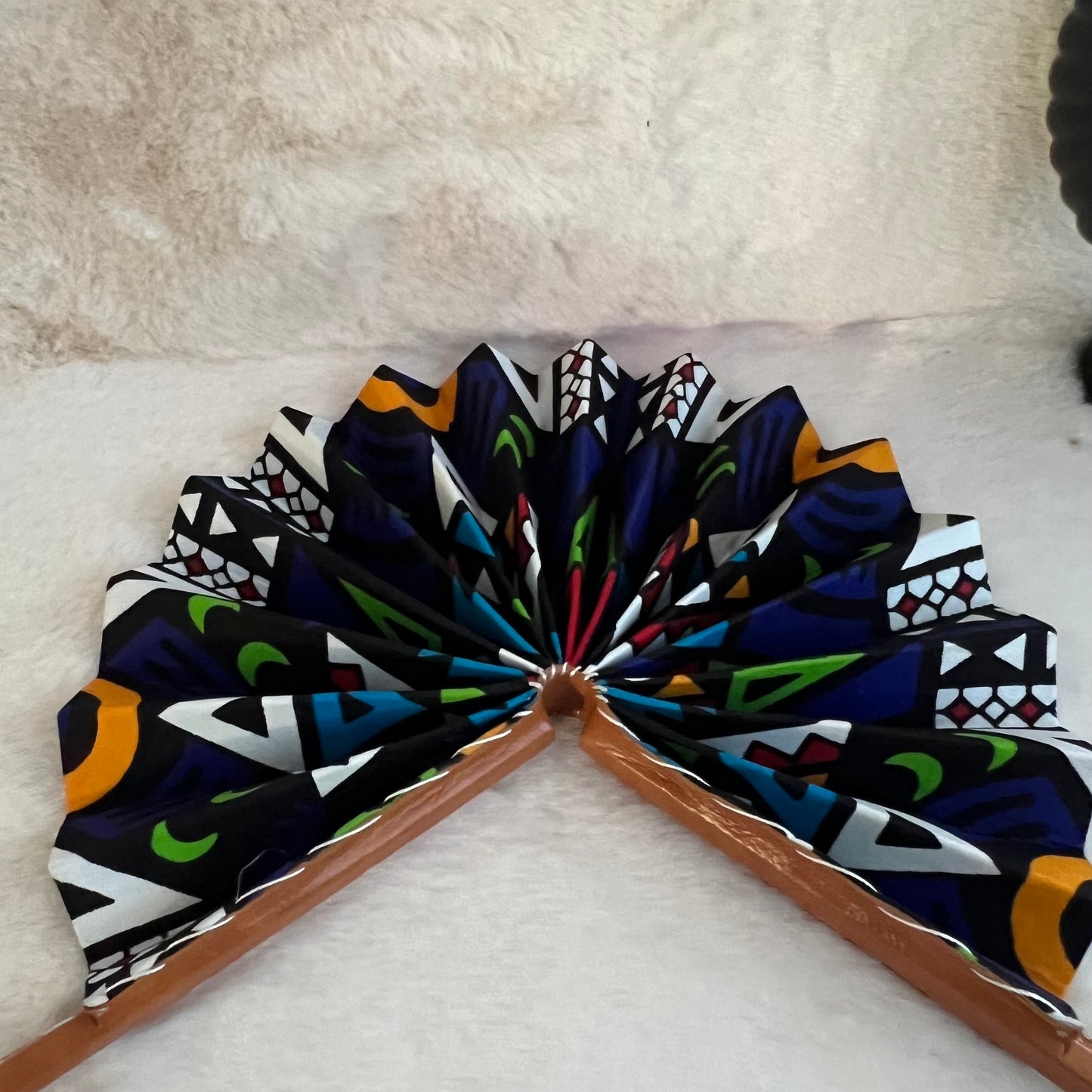 Éventail africain bleu – Motif vibrant