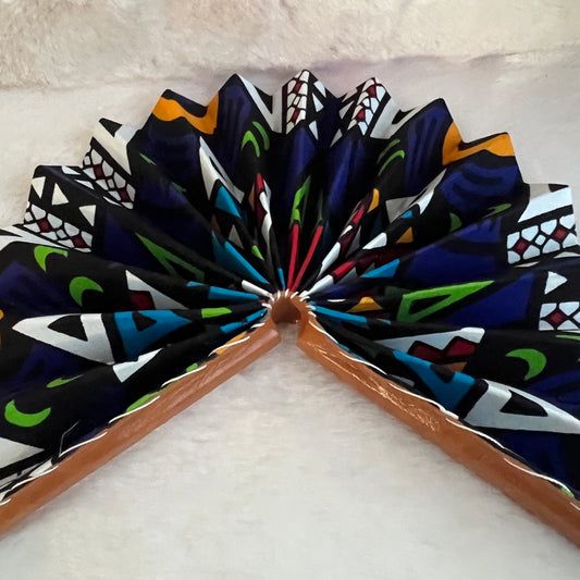 Éventail africain bleu – Motif vibrant