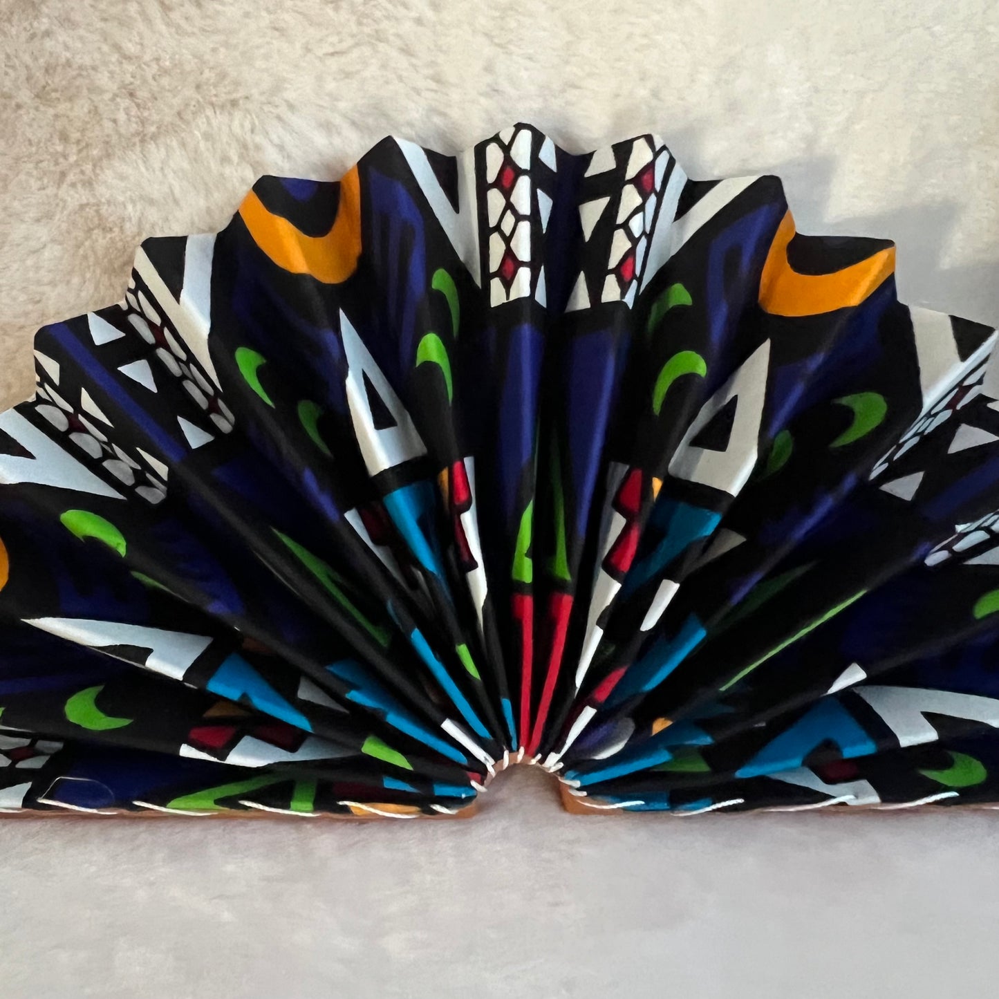 Éventail africain bleu – Motif vibrant
