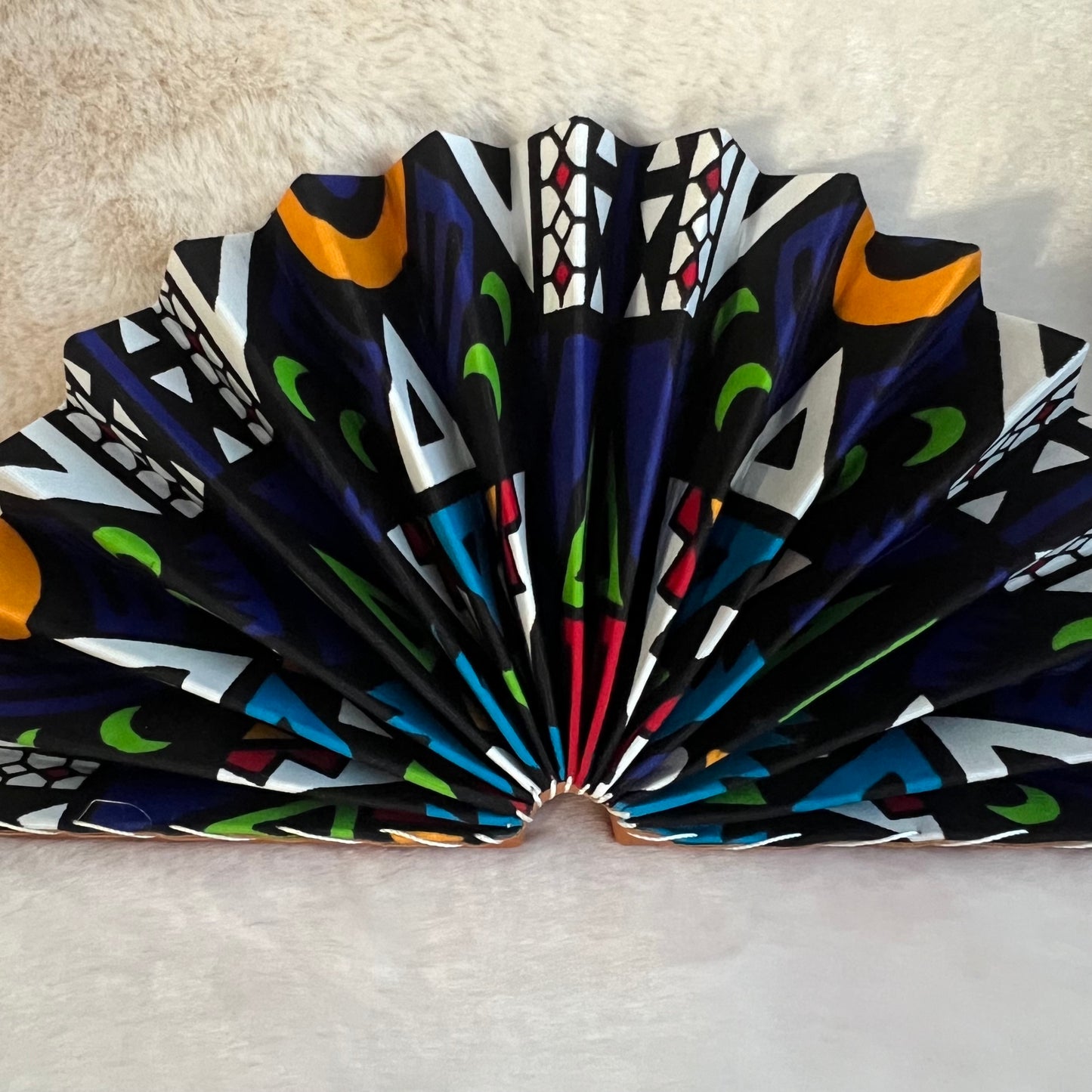 Éventail africain bleu – Motif vibrant