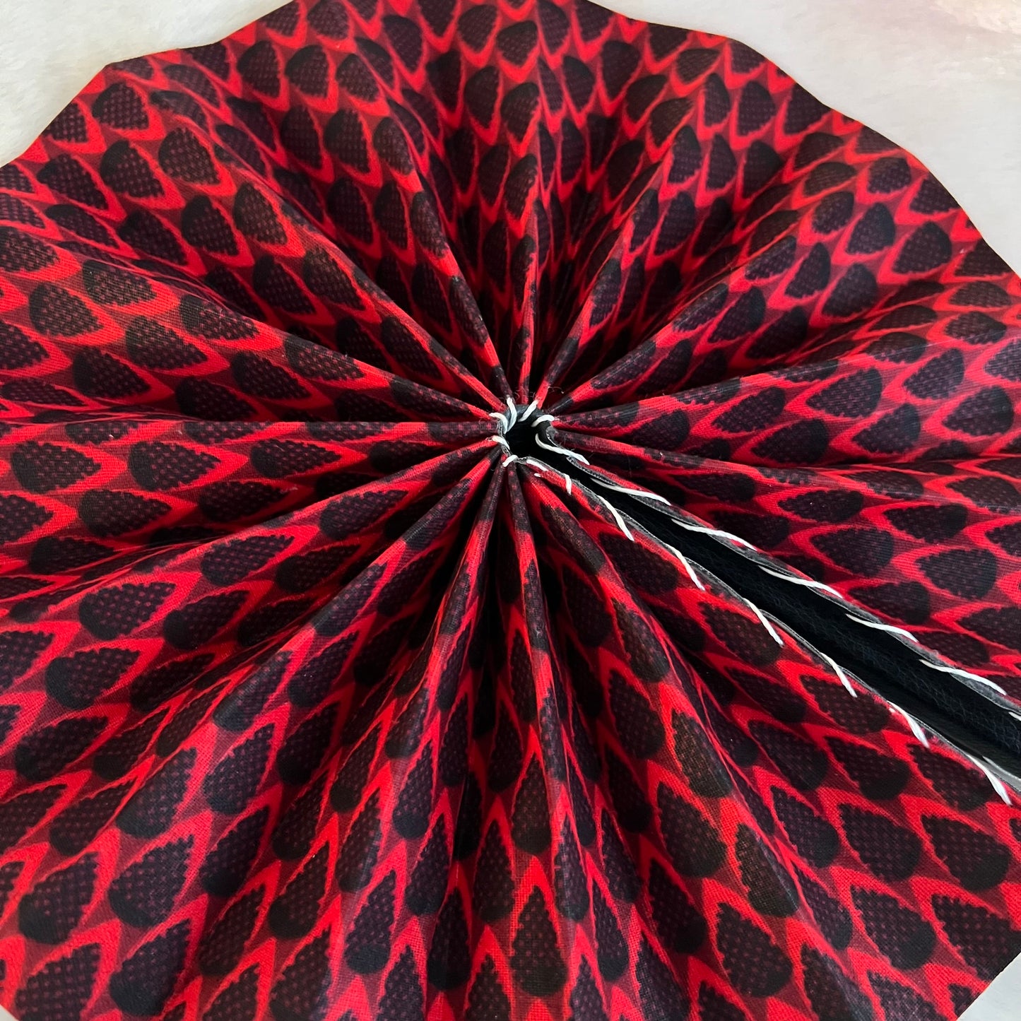 Éventail africain rouge & noir