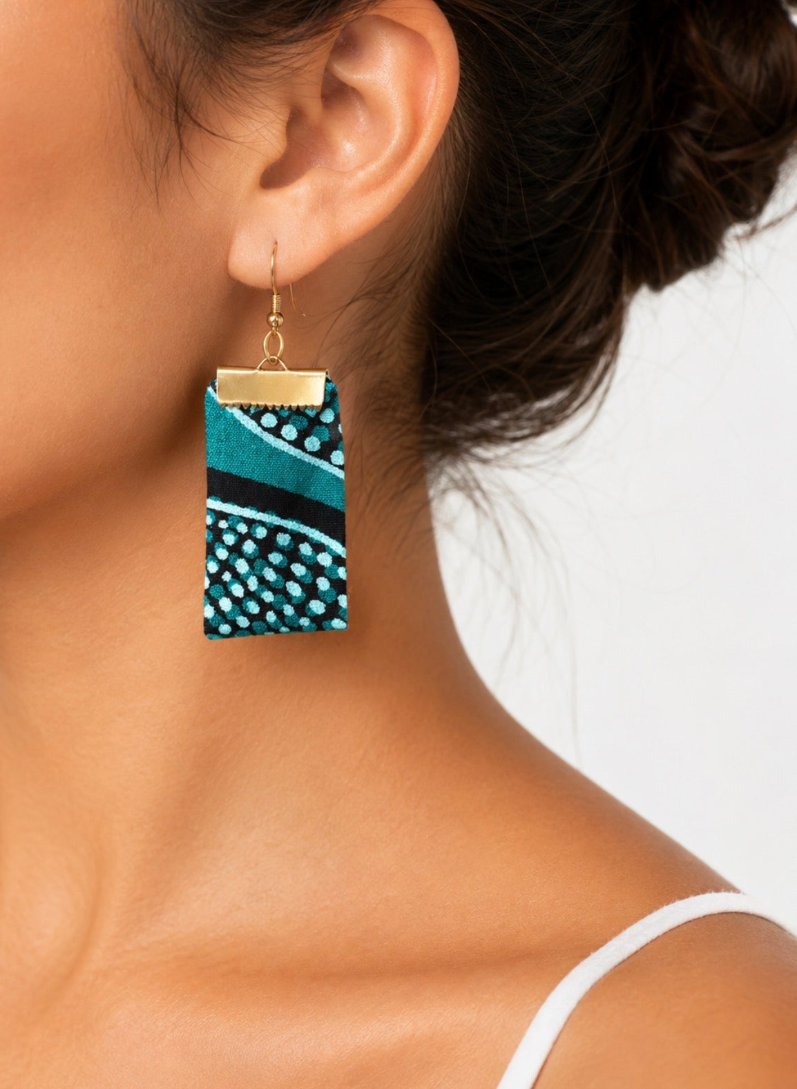 Boucles d’oreilles pendantes “Wax Turquoise” en tissu africain et métal doré