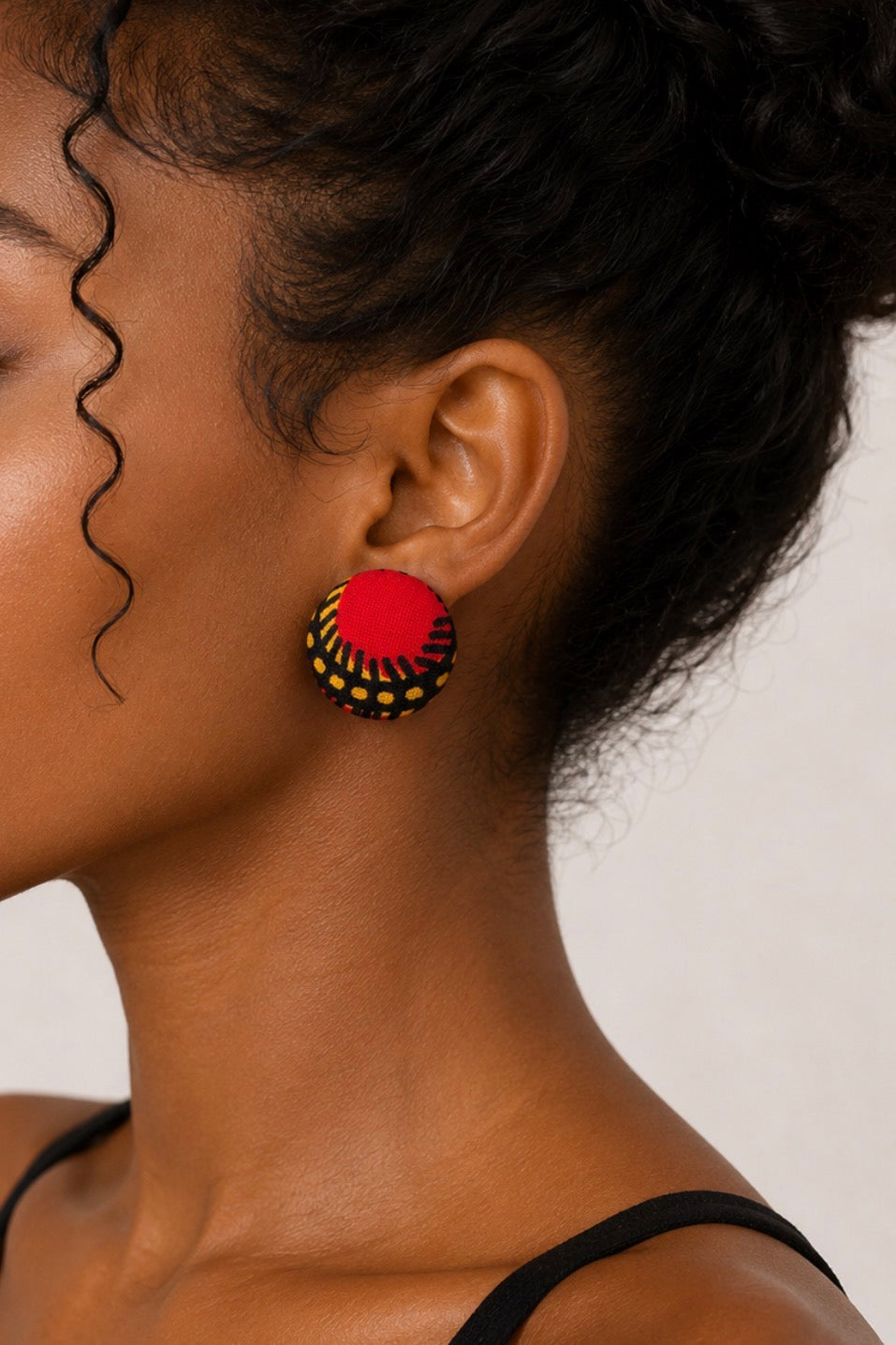 Boucles d’oreilles puces “Wax Flamme” rondes en tissu africain rouge et jaune