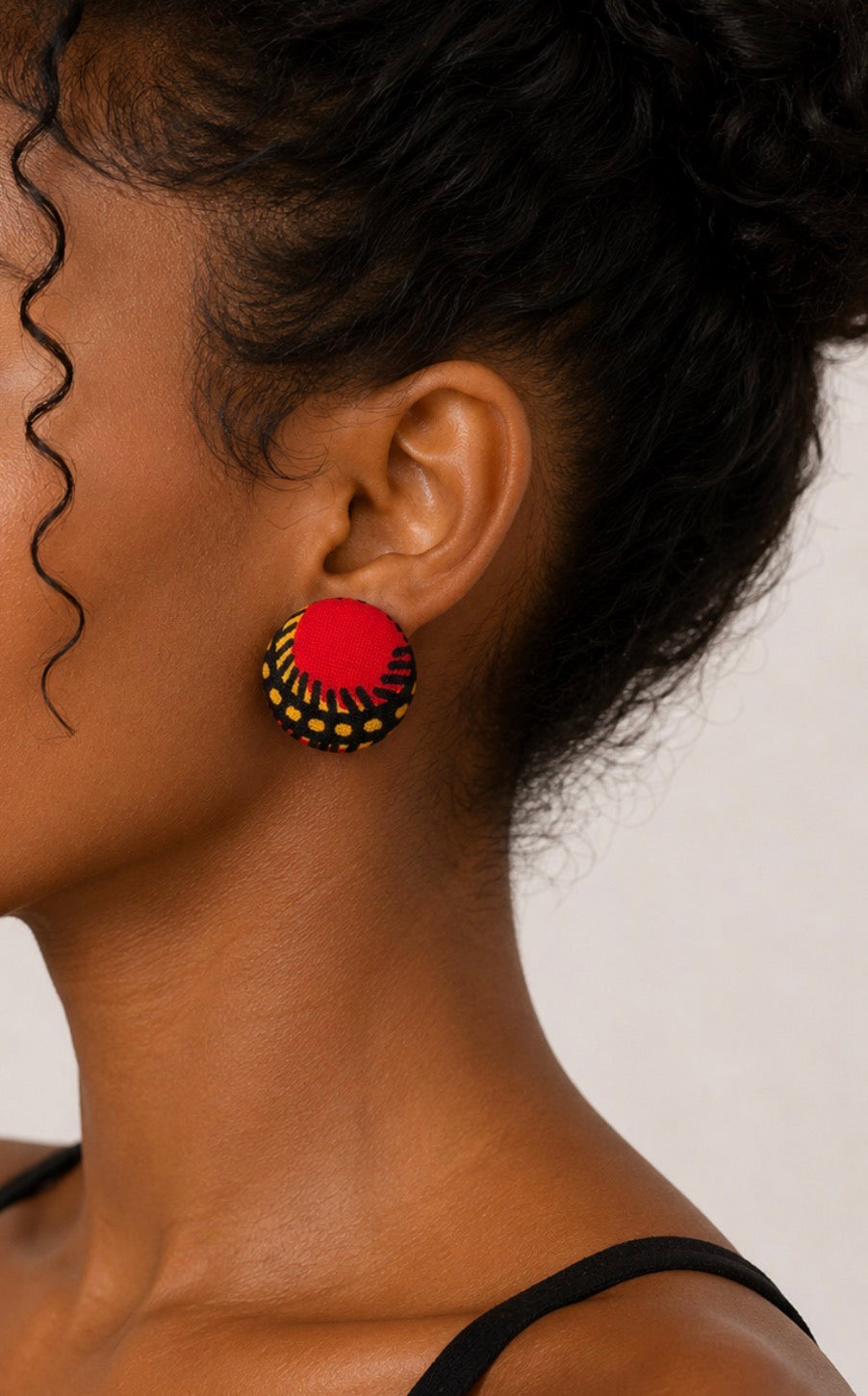 Boucles d’oreilles puces “Wax Flamme” rondes en tissu africain rouge et jaune