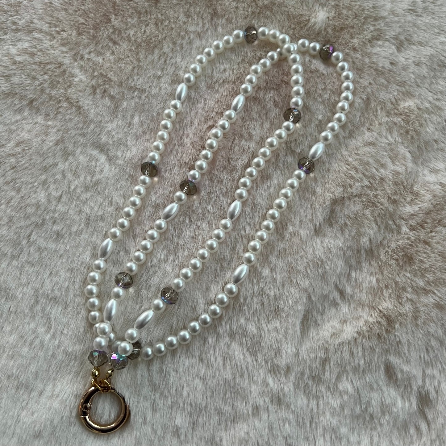 Collier porte-lunettes en perles blanches avec anneau doré