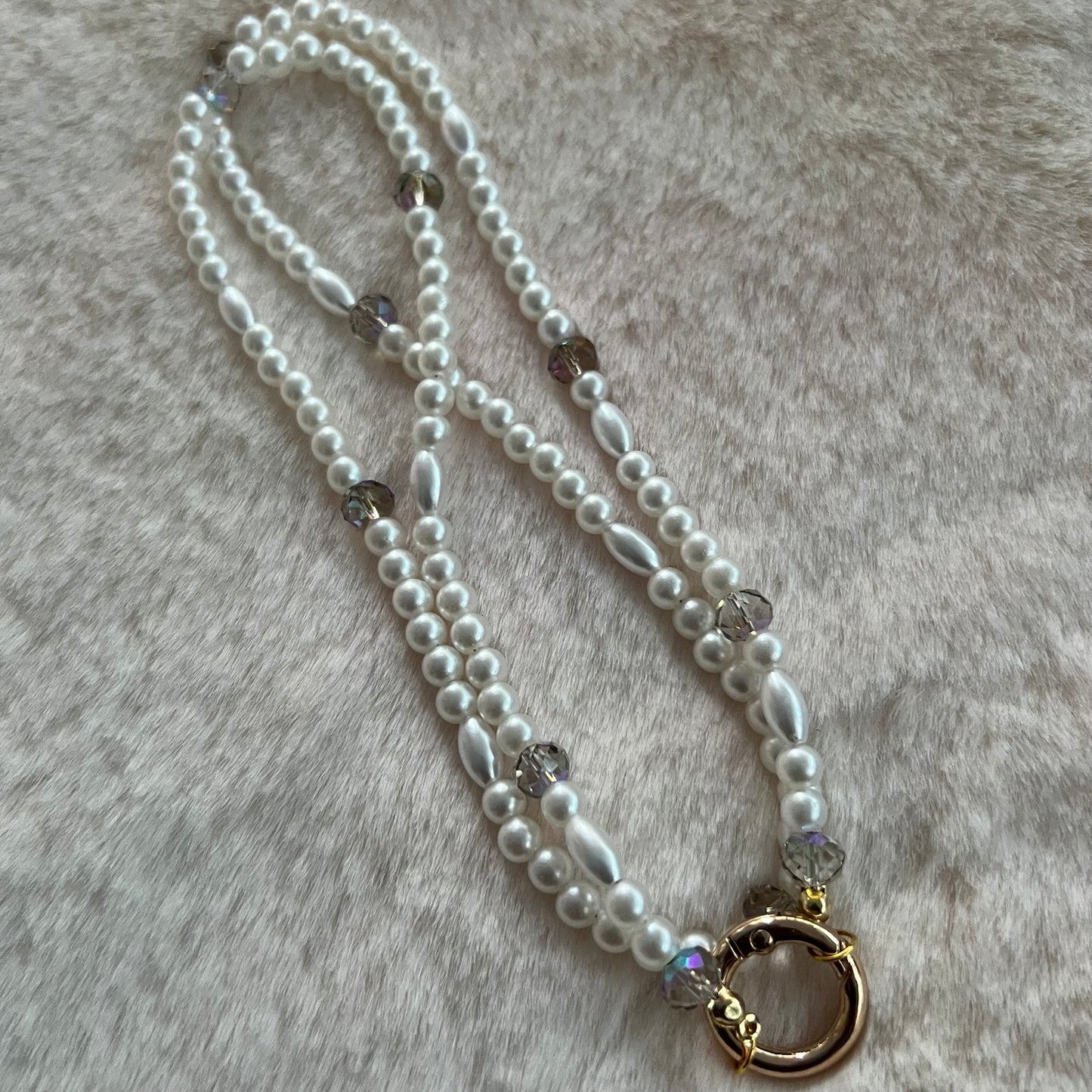 Détail des perles blanches et cristaux du collier porte-lunettes