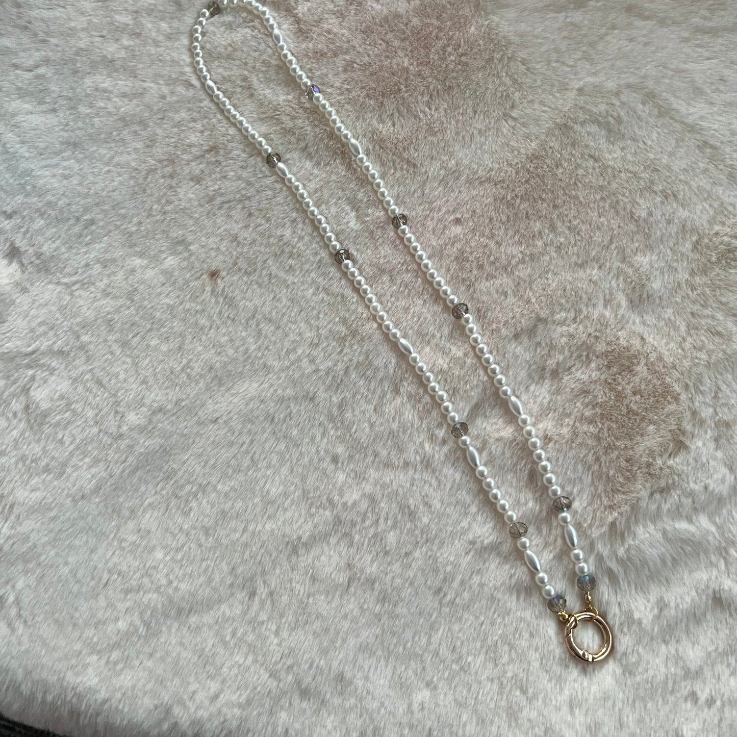 Vue complète du collier porte-lunettes artisanal en perles blanches