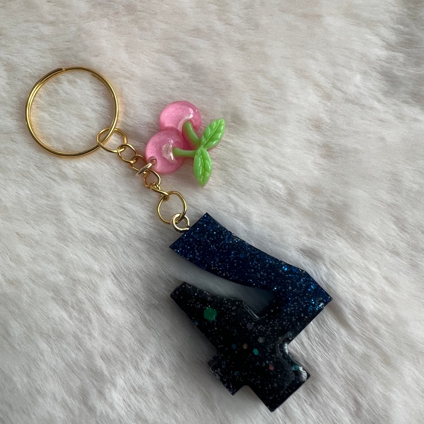 Porte-clés chiffre 4 en résine noire et bleue pailletée